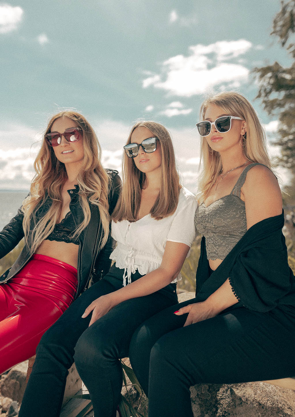 Magnolia Wayfarer sunglasses - Team of female Wolt models