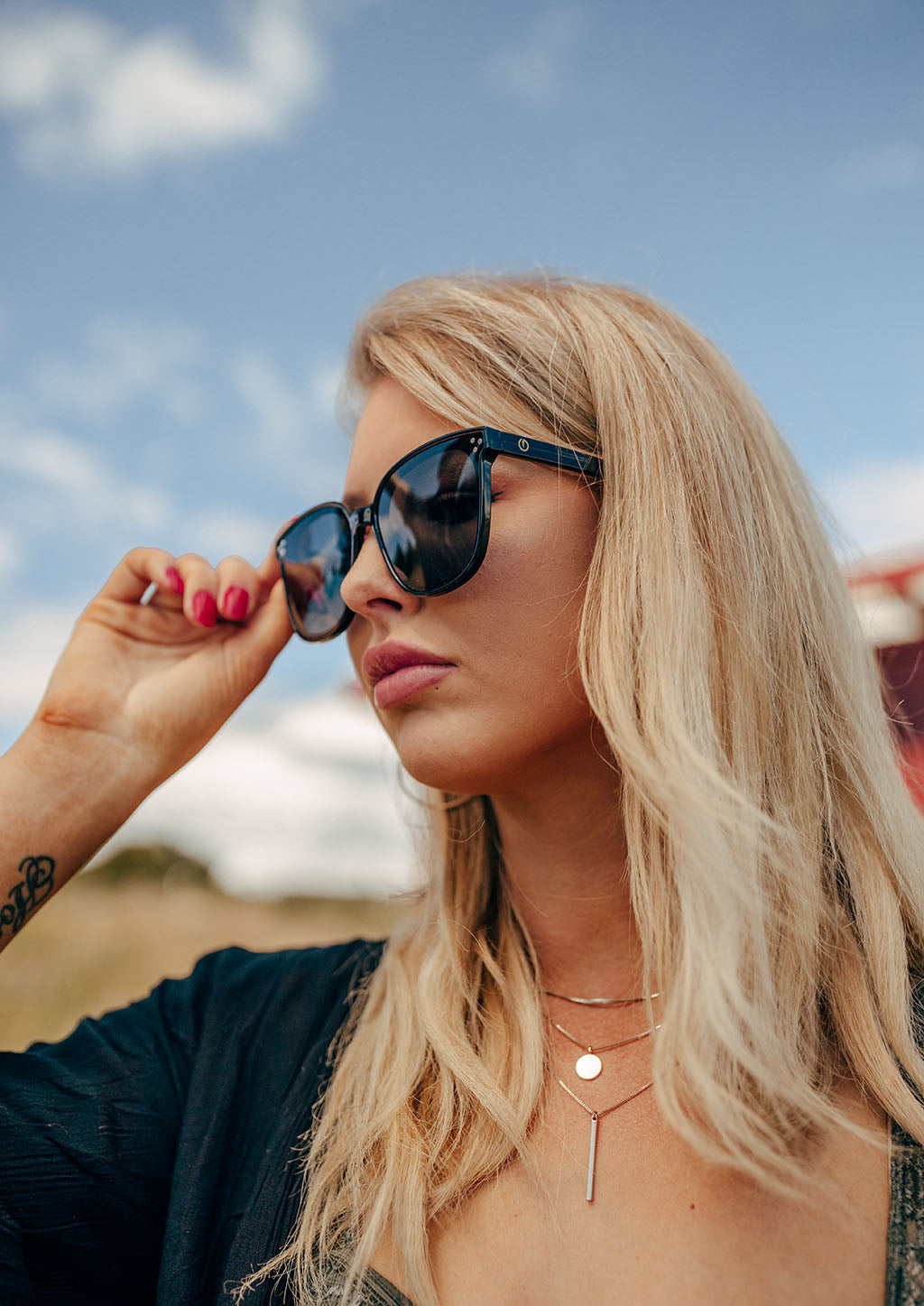 Dahlia Wayfarer sunglasses - On female blonde model