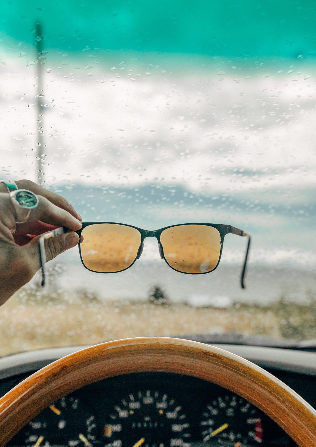 Foldable sunglasses - Rover classic wayfarer design - Lifestyle photo in car
