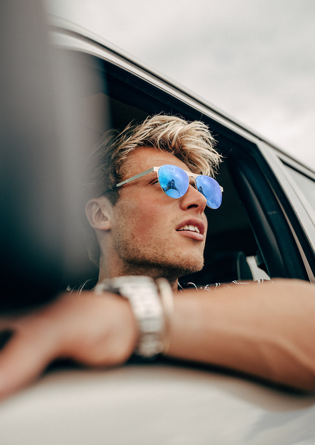 Foldable sunglasses - Scout classic aviator design - Photo on model in car